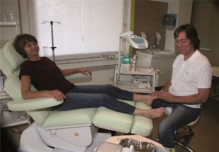 Behandlungen rund um die „Füße“ sind ein wichtiger Punkt in der Praxis von Hans-Dieter Regnery. StF