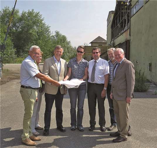 Behörden informieren über geplante Maßnahmen im Bereich des KANN-Sees: (Von links) erster Kreisbeigeordneter Achim Hallerbach, Kreisverwaltung Neuwied, Referatsleiterin Ina Heidelbach, Kreisverwaltung Neuwied - Referat Umwelt, Natur und Energie, Dr. Ulrich Kleemann, Präsident der SGD Nord, Bettina Thiel, SGD Nord – Regionalstelle Wasserwirtschaft, Abfallwirtschaft, Bodenschutz, Paul-Horst Kann, Fa. KANN GmbH & CoKG, Ulrich Seuser, Landwirt und Bürgermeister Reiner Kilgen, Baudezernent der Stadt Neuwied. privat