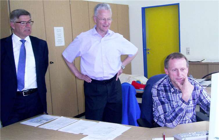 Behördenleiter Wolfgang Schuld (links) und Friedel Becker (rechts) erläutern Landrat Frank Puchtler die Arbeitsbereiche und -abläufe im Dienstort St. Goarshausen des Vermessungs- und Katasteramts Westerwald-Taunus.