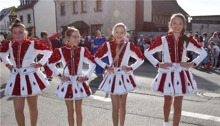 Bei 27 Grad im Schatten fühlten sich auchdie Kleinmaischeider Gardemädchen wohl in ihrem Outfit.