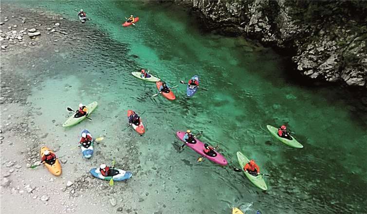 Bei 30 Grad Lufttemperatur bot das eiskalte Wasser der Soca in Slowenien ein willkommene Abkühlung.privat