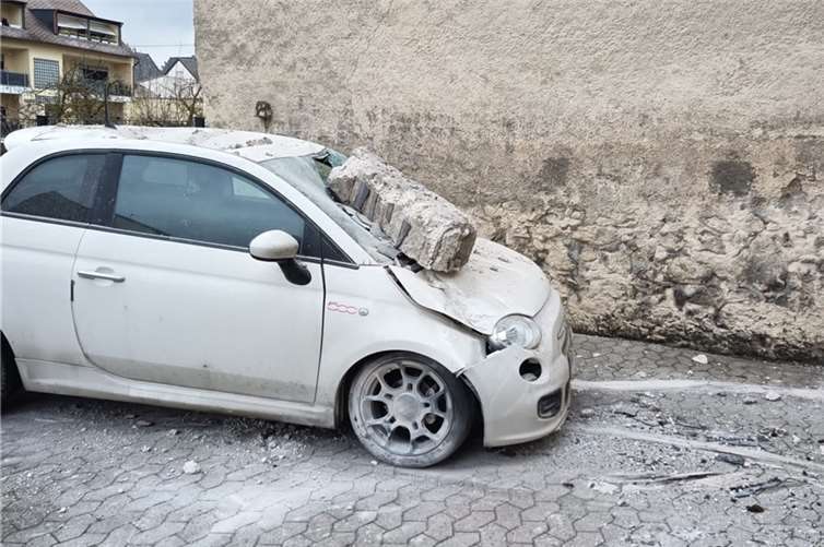 Bei Abrissarbeiten wurden auch zwei Pkws durch den Teil einer Seitenwand beschädigt.  Foto: privat
