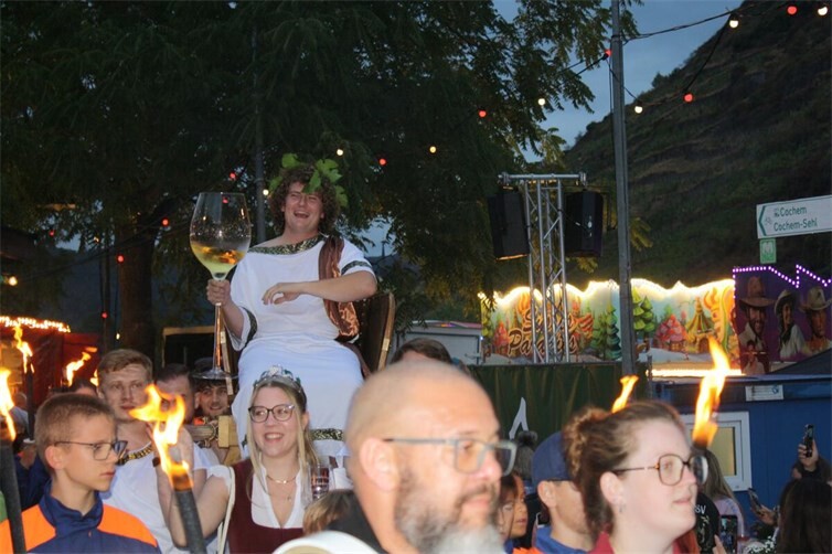 Bei Ankunft auf dem Festgelände wurden Weingott Bacchus und  die amtierende Weinkönigin mit herzlichem Applaus empfangen.