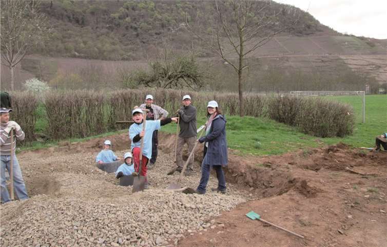 Bei Ausschachtung und Montage waren Jung und Alt am Werk. privat