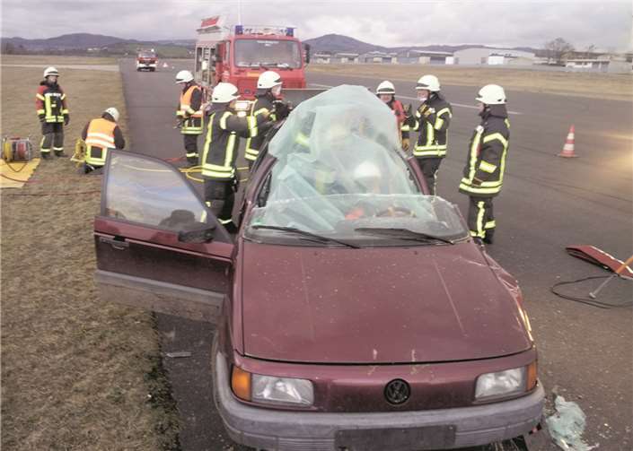Bei Autobahneinsätzen drohen die meisten Gefahren für die Mitglieder der Feuerwehr, darum muss dieser immer wieder intensiv geübt werden. privat