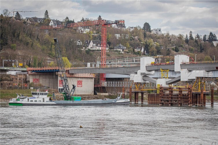 Bei Baggerarbeiten auf dem Rhein wurde am Gründonnerstag an der Baustelle für den Neubau der Pfaffendorfer Brücke in Koblenz ein Blindgänger aus dem Zweiten Weltkrieg entdeckt. 