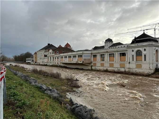 Bei Baggerarbeiten in der Ahr wurde ein Autowrack freigelegt.  Foto: ROB