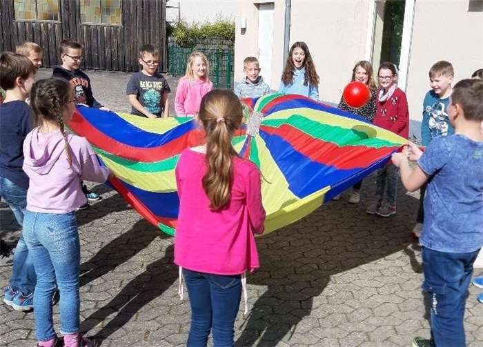 Bei Bewegungsspielen mit dem bunten Tuch hatten die Kinder viel Freude. Foto: Norbert Missong