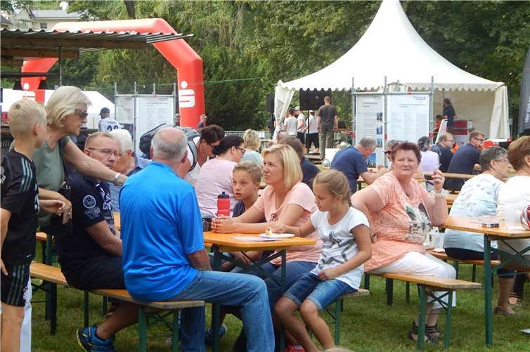 Bei Bühnenprogramm, Unterhaltungs- und Mitmachaktionen sowie Kinderspielen konnten Jung und Alt das Fest genießen. 