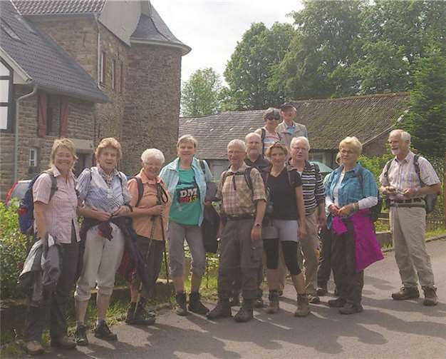Bei Burg Honrath machte die Gruppe eine kurze Rast. privat