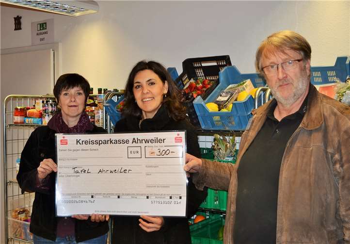 Bei Carla El-Kanj (Bildmitte) bedankten sich herzlich Andrea Kien-Groß und Kuno Herchenbach für die tolle Unterstützung der „Tafel Ahrweiler“. privat
