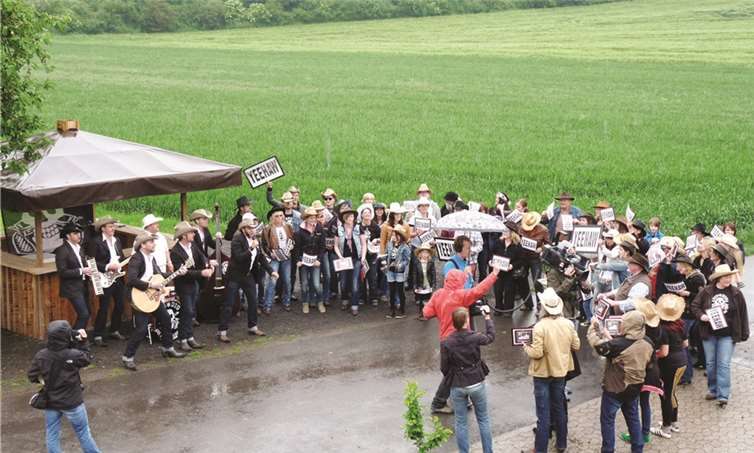 Bei Dauerregen stimmte das VOX-Team die Band und die Fans (Statisten) auf den nachfolgenden Dreh ein.