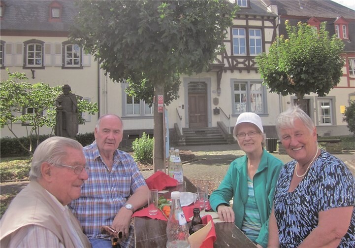 Bei Eintopf, Würstchen und leckerem Eis kam es zu netten Gesprächen.