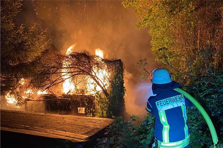 Bei Eintreffen der Feuerwehr befand sich die Gartenlaube bereits in Vollbrand.  Fotos: Feuerwehr Sinzig