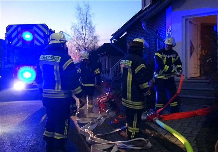 Bei Eintreffen der ersten Einsatzkräfte aus Großmaischeid war in der Küche dichter Rauch zu sehen. Foto: Feuerwehr VG Dierdorf.
