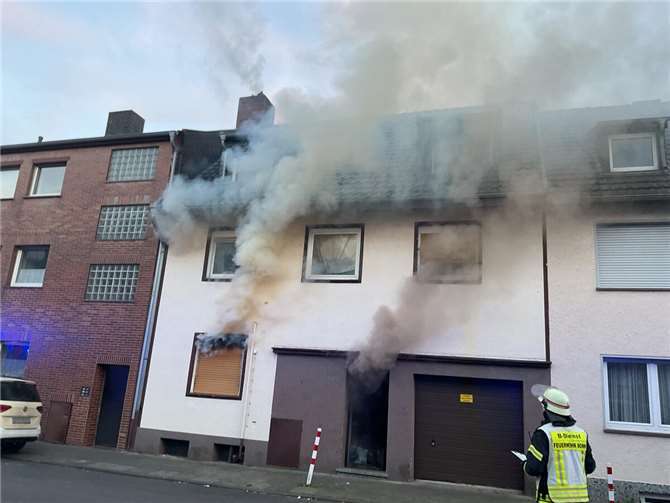Bei Eintreffen stellten die Einsatzkräfte eine starke Rauchentwicklung aus mehreren Öffnungen des Gebäudes erkennen. Foto: Feuerwehr und Rettungsdienst Bonn
