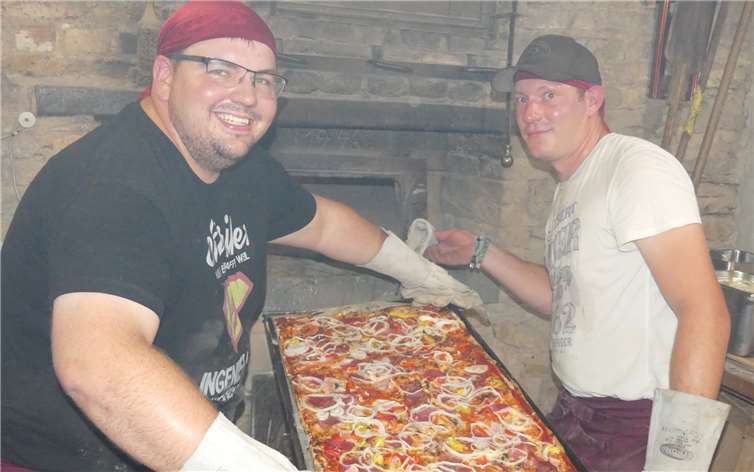 Bei Entnahme der großen Pizzableche musstendie Hobbybäcker auch Muskelkraft beweisen.