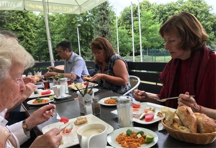 Bei Essen herrschte eine schöne Atmosphäre mit netten Leuten und geselligem Austausch. Fotos: privat