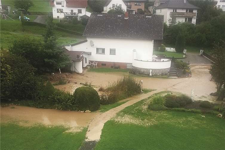 Bei Familie Drößlich in der Königsfelder Alle 21 ist das Wasser vom Seifental durch den Garten gelaufen und hat dort jede Menge Schlamm hinterlassen.SF