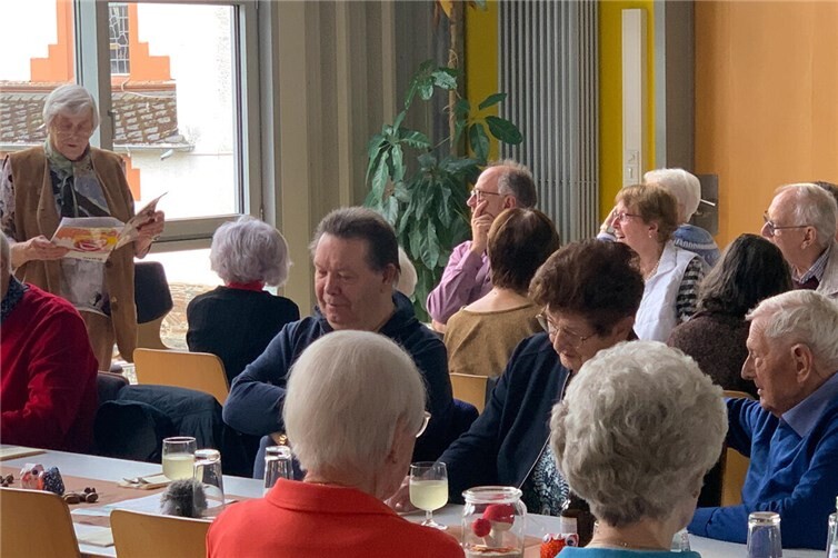 Bei Federweißer und herzhaftem Döbbekuchen hatte man sich viel zu erzählen.  Foto: privat