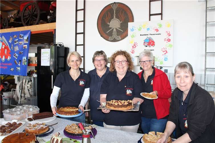 Bei Feuerwehr-Damen und der Bambini-Feuerwehr war der opulent sortierte Kuchenstand in den besten Händen.