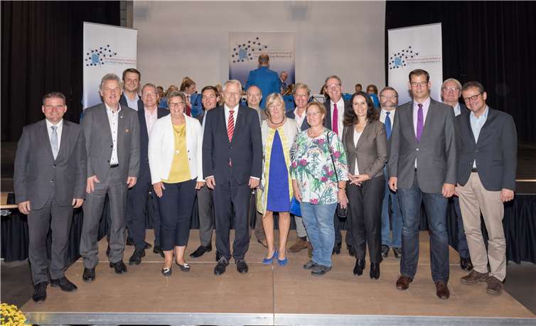 Bei „Feuerwehr im Gespräch“ kamen die Freiwilligen, Vertreter der Politik und der Verwaltung, Staatssekretär Jürgen Mathies (mitte, vorn), Gastgeber Holger Jung (vorne links) für die Stadt Meckenheim zusammen. -CEW-