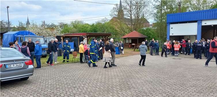 Bei Flammkuchen und Getränken verbrachten Saarländer und Rheinländer einen tollen Tag.