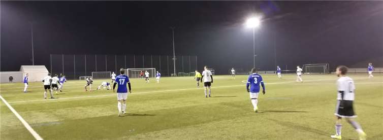 Bei Flutlicht ging es unter der Woche gegen die zweite Mannschaft aus Friesdorf.privat