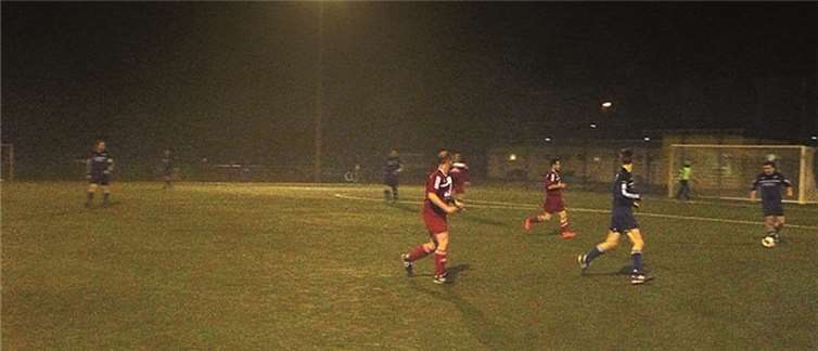 Bei Flutlicht sicherte sich der SV Kripp die Punkte. privat