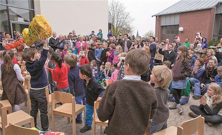 Bei Frühlingsfest des katholischen Familienzentrums Wachtberg in Berkum versteigerten die Kinder ihre selbst gebauten Instrumente aus Draht und Pappmaschee meistbietend. -VJ-