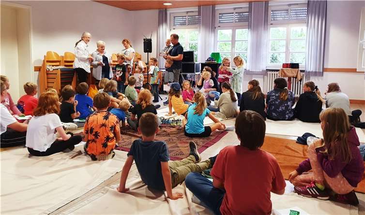Bei Gebäck und Getränken genossen die Teilnehmer einen unterhaltsamen und lohnenden Nachmittag.  Foto: privat