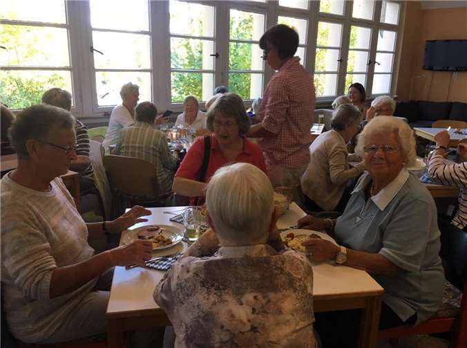 Bei Getränken und leckeren Speisen feierten die Senioren Oktoberfest. privat