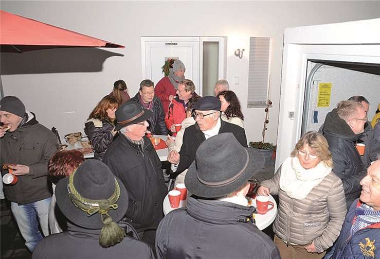 Bei Glühwein, kleinen Snacks und frostigen Außentemperaturen kam man schnell ins Gespräch. privat