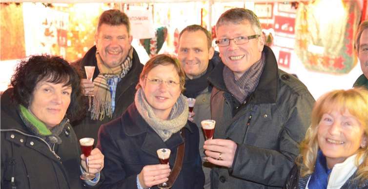 Bei Glühwein oder Punsch wurde auf dem Weihnachtsmarkt über das Ortsgeschehen von Urmitz gesprochen. privat