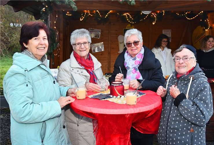Bei Glühwein und Punsch schwelgten die Besucher die vorweihnachtliche Stimmung.