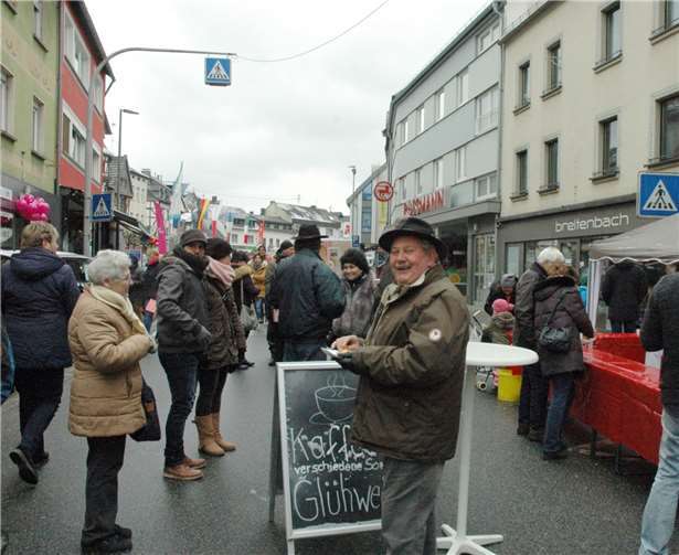 Bei Glühwein und Reibekuchen blieben die Besucher stehen.