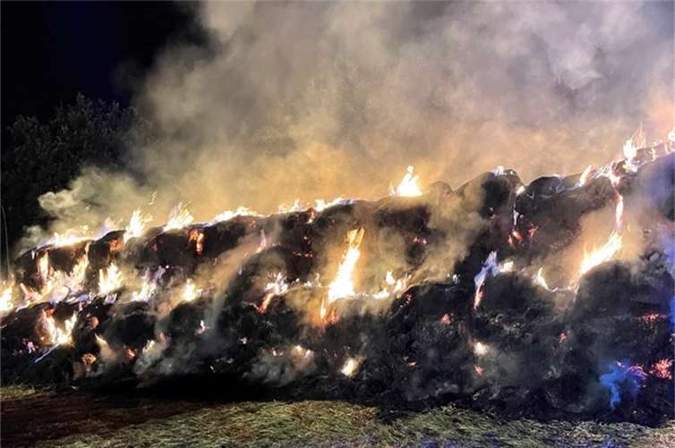 Bei Heimersheim standen ca. 110 Heuballen in Flammen. Foto: Polizei