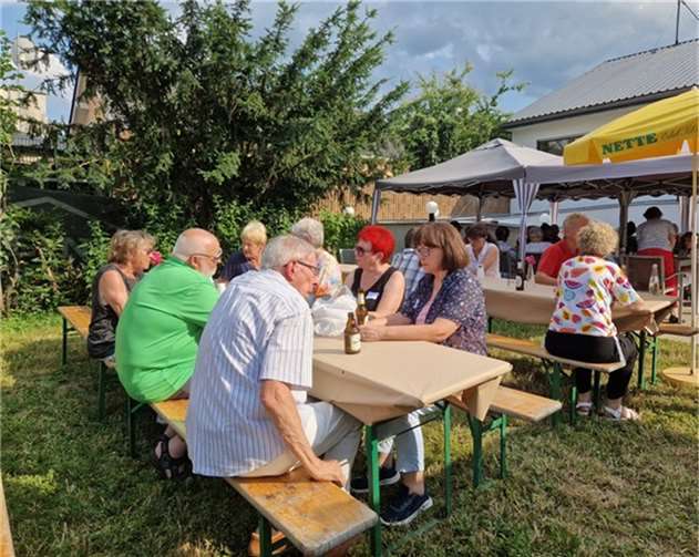 Bei Herzhaftem vom Grill und kühlen Getränken verlebten alle Anwesenden ein paar sonnige Stunden. Foto: Claudia Brüggemeyer