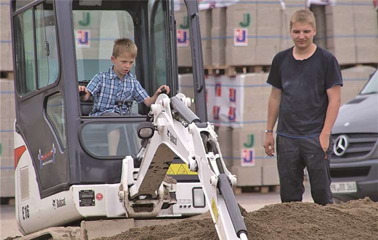 Bei Jasto Baustoffwerke dirften die Kids in echten Minibaggern ihre Künste zeigen. U. Stanzlawski