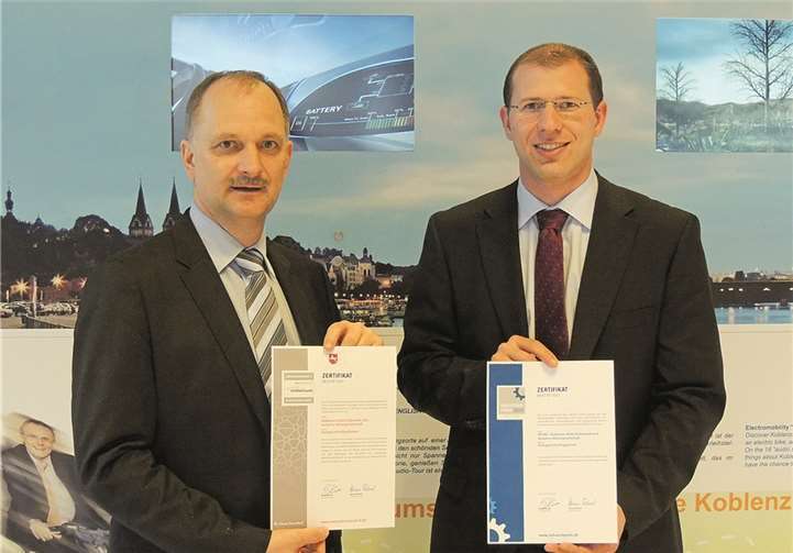Bei KEVAG freuen sich die beiden Kollegen Stefan Daun, Leiter Energiedienstleistungen (l.), und Volker Specht, Teamleiter Energiecontrollingsysteme, über die Auszeichnungen.  KEVAG
