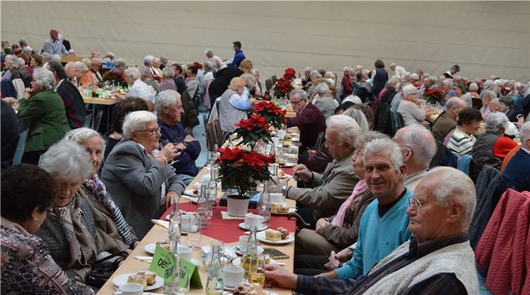 Bei Kaffee und Kuchen genossen die Remagener Senioren einen unterhaltsamen Nachmittag. AB