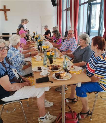 Bei Kaffee und Kuchen kamen die Teilnehmenden in entspannter Atmosphäre zusammen. Foto: privat