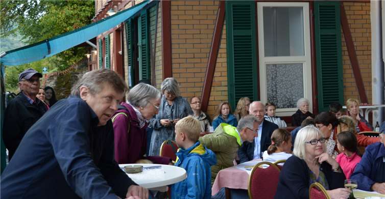 Bei Kaffee und Kuchen kommt Gemütlichkeit auf.
