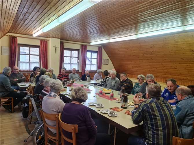 Bei Kaffee und Kuchen konnte man sich in geselliger Runde unterhalten.  Foto: privat