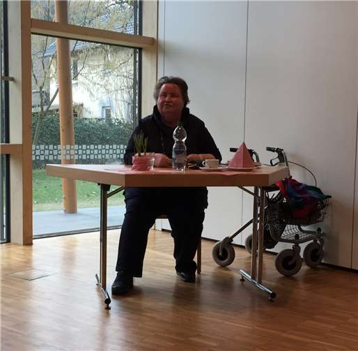 Bei Kaffee und Kuchen lauschten die Zuhörer den vielfältigen Geschichten des Remagener Urgesteins Monika Niessen.privat