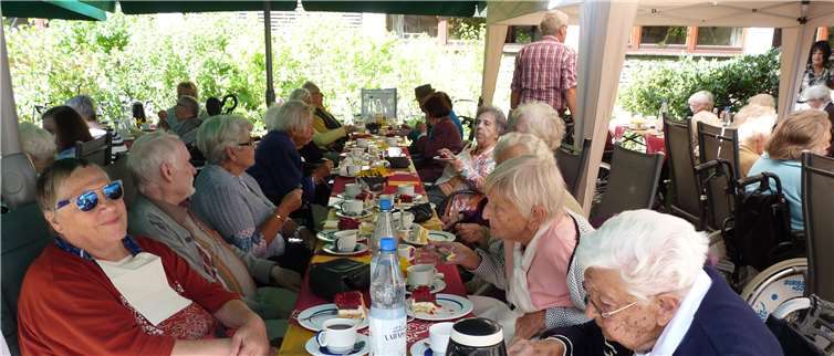 Bei Kaffee und Kuchen ließen es sich die Senioren von St. Josef gut gehen. privat