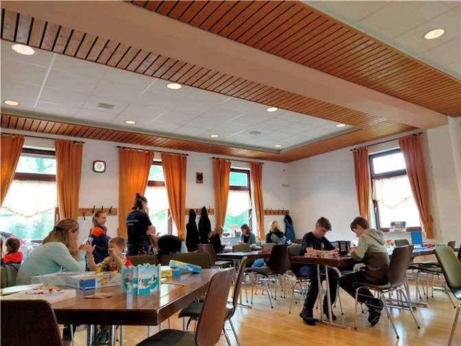 Bei Kaffee und Kuchen saßen Senioren, Kinder, Jugendliche und Erwachsene zusammen. Dabei konnten verschiedene Spiele gespielt werden. Fotos: Natalie Harken
