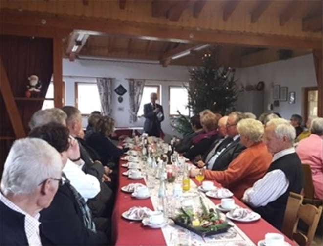 Bei Kaffee und Kuchen saßen die Senioren gemütlich beisammen.privat