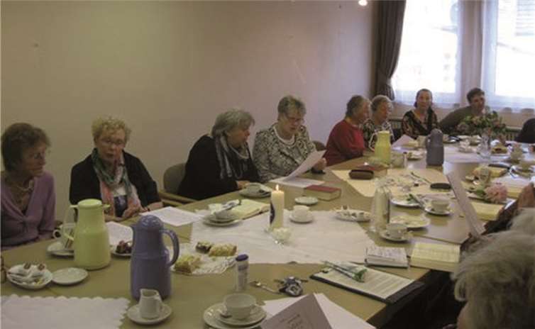 Bei Kaffee und Kuchen saßen die Teilnehmer gesellig beisammen.