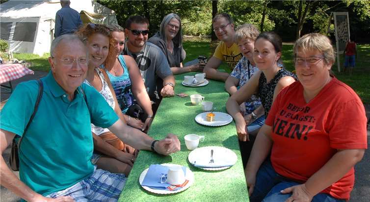Bei Kaffee und Kuchen und später auchherzhaften Fleischgerichten machten sich die Besucherdes Döttesfelder Sommerfestes einen schönen Tag.